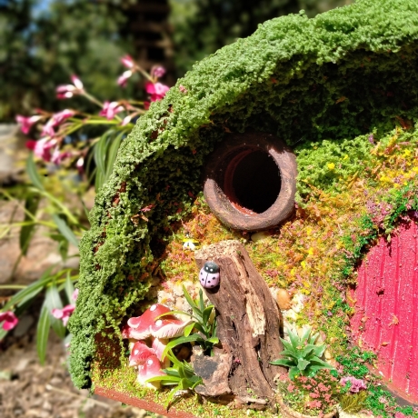 Hobbit Höhle Nistkasten rote Tür - Mooshaus 32mm - Pilze