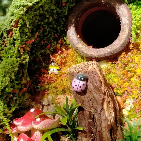 Hobbit Höhle Nistkasten rote Tür - Mooshaus 32mm - Pilze