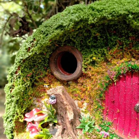Hobbit Höhle Nistkasten rote Tür - Mooshaus 32mm - Pilze