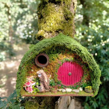 Hobbit Höhle Nistkasten rote Tür - Mooshaus 32mm - Pilze