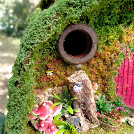 Hobbit Höhle Nistkasten rote Tür - Mooshaus 32mm - Pilze