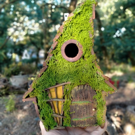 Waldhütte Nistkasten mit Moos & gelbem Fenster - 32mm Loch