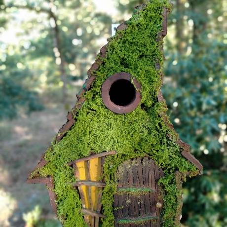 Waldhütte Nistkasten mit Moos & gelbem Fenster - 32mm Loch