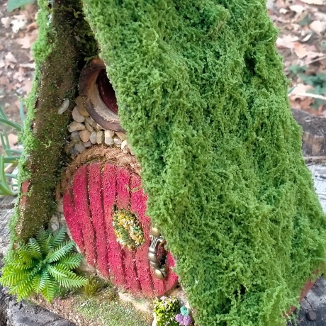 Hobbit Höhle A-Frame rote Tür - Nistkasten 32mm - Mooshaus