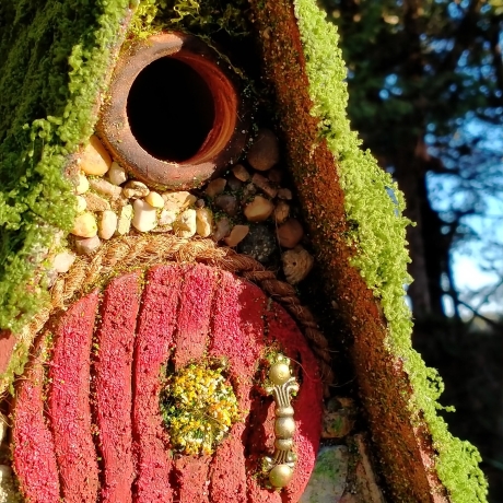 Hobbit Höhle A-Frame rote Tür - Nistkasten 32mm - Mooshaus
