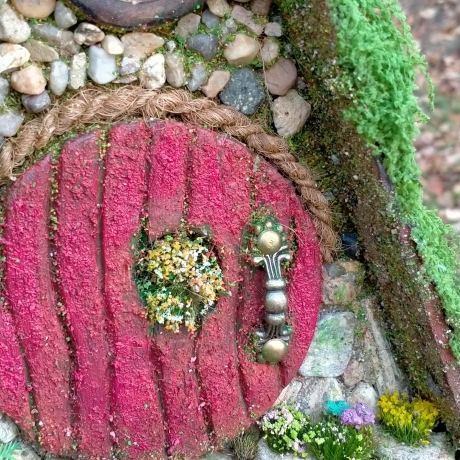 Hobbit Höhle A-Frame rote Tür - Nistkasten 32mm - Mooshaus