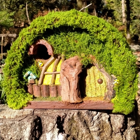 Hobbit Höhle Nistkasten gelbe Tür & Fenster - 32mm Mooshaus