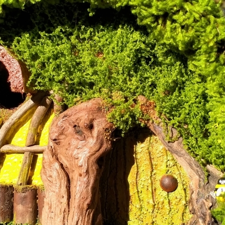 Hobbit Höhle Nistkasten gelbe Tür & Fenster - 32mm Mooshaus