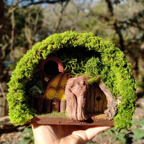 Hobbit Höhle Nistkasten gelbe Tür & Fenster - 32mm Mooshaus