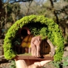 Hobbit Höhle Nistkasten gelbe Tür & Fenster - 32mm Mooshaus