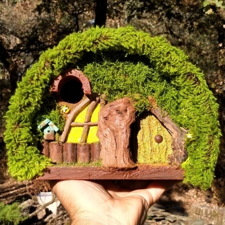 Hobbit Höhle Nistkasten gelbe Tür & Fenster - 32mm Mooshaus