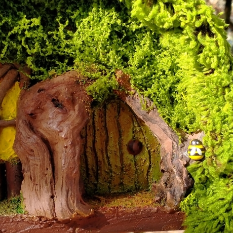 Hobbit Höhle Nistkasten gelbe Tür & Fenster - 32mm Mooshaus