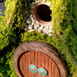 Hobbit Vogelhaus mit Moosdach & Herztür 