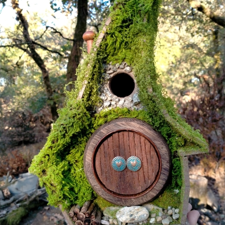 Hobbit Vogelhaus mit Moosdach & Herztür 