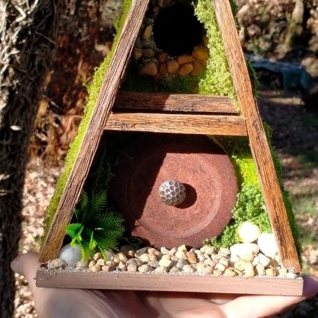 A-Frame Hobbit Nistkasten braune Tür - Mooshaus 32mm Unikat