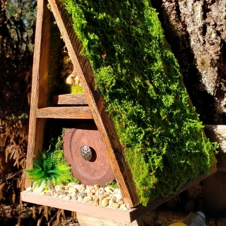A-Frame Hobbit Nistkasten braune Tür - Mooshaus 32mm Unikat