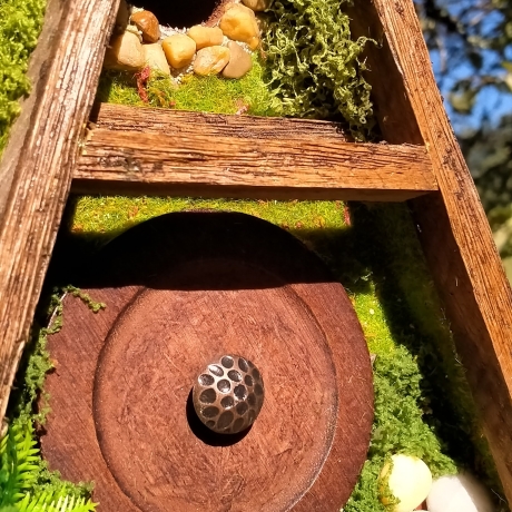 A-Frame Hobbit Nistkasten braune Tür - Mooshaus 32mm Unikat