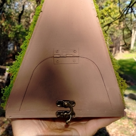 A-Frame Hobbit Nistkasten braune Tür - Mooshaus 32mm Unikat
