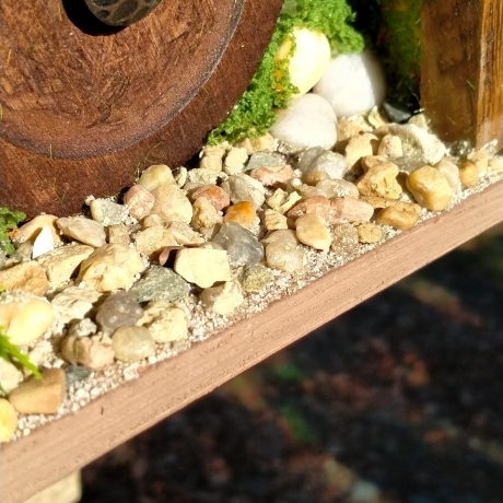 A-Frame Hobbit Nistkasten braune Tür - Mooshaus 32mm Unikat