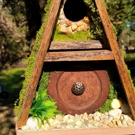 A-Frame Hobbit Nistkasten braune Tür - Mooshaus 32mm Unikat