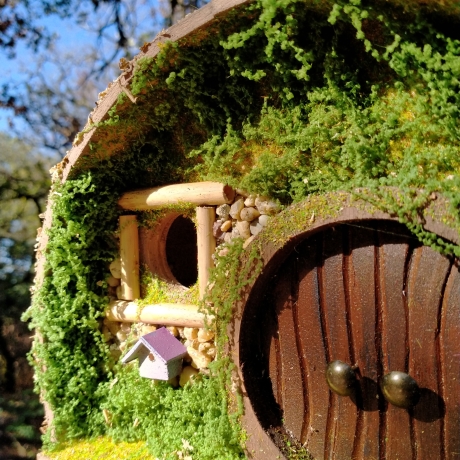 Hobbit Fass Nistkasten - Mooshaus 32mm - runde Tür Unikat
