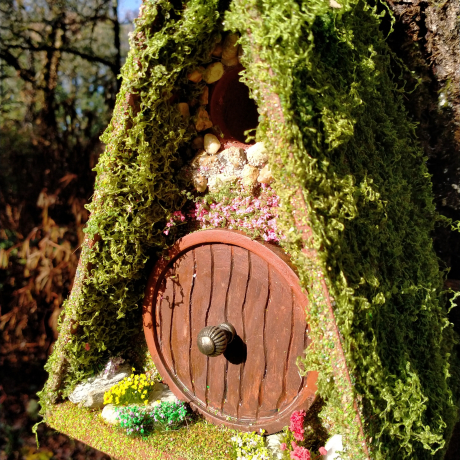 A-Frame Hobbit Nistkasten braune Tür - Mooshaus 32mm Unikat