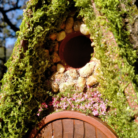A-Frame Hobbit Nistkasten braune Tür - Mooshaus 32mm Unikat