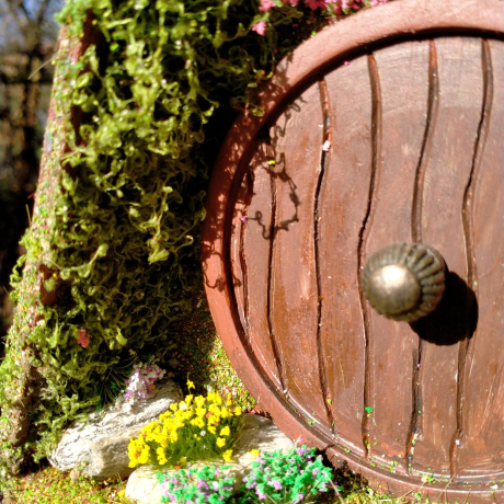 A-Frame Hobbit Nistkasten braune Tür - Mooshaus 32mm Unikat