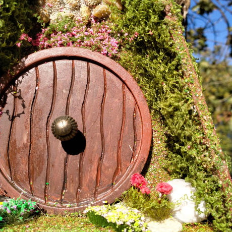 A-Frame Hobbit Nistkasten braune Tür - Mooshaus 32mm Unikat