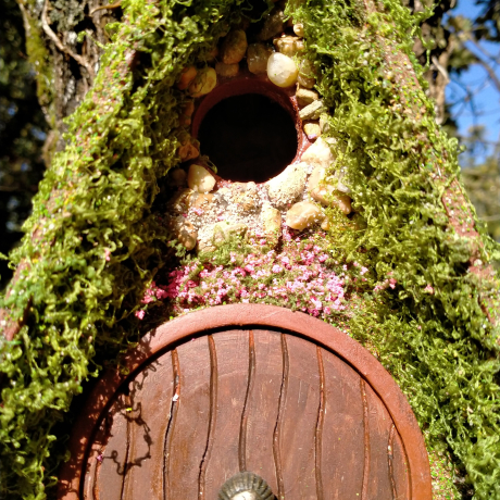 A-Frame Hobbit Nistkasten braune Tür - Mooshaus 32mm Unikat