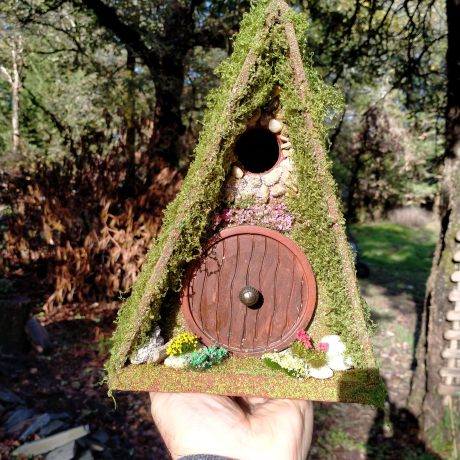 A-Frame Hobbit Nistkasten braune Tür - Mooshaus 32mm Unikat