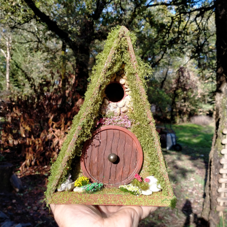 A-Frame Hobbit Nistkasten braune Tür - Mooshaus 32mm Unikat