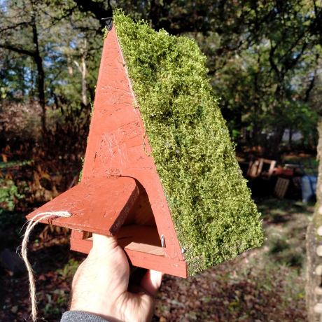 A-Frame Hobbit Nistkasten braune Tür - Mooshaus 32mm Unikat