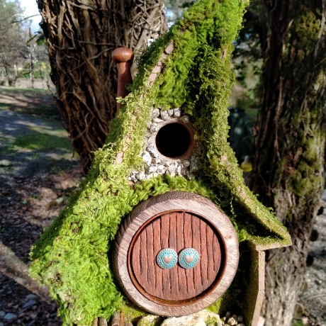 Hobbit Nistkasten Herz-Tür Moosdach - 32mm - Handgemacht Unikat