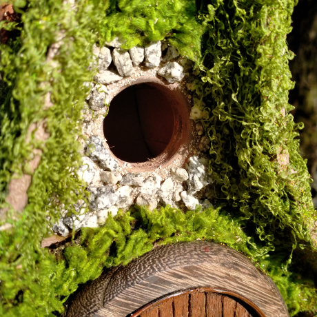 Hobbit Nistkasten Herz-Tür Moosdach - 32mm - Handgemacht Unikat