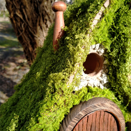 Hobbit Nistkasten Herz-Tür Moosdach - 32mm - Handgemacht Unikat