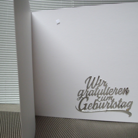 Geburtstagskarte in lila für eine Frau mit Torte