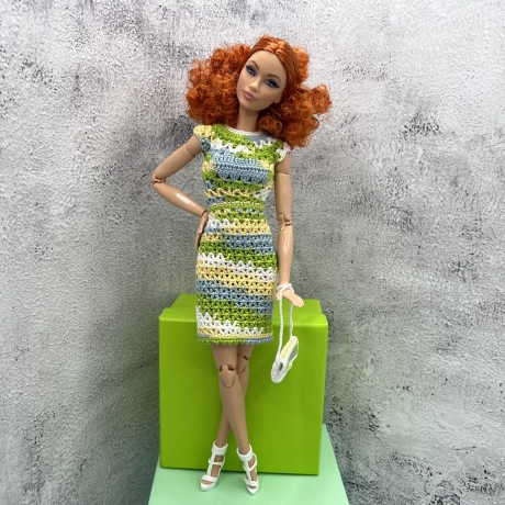 Buntes Puppenkleid und Zubehör für 1:6 Puppen (Barbie, Steffi)