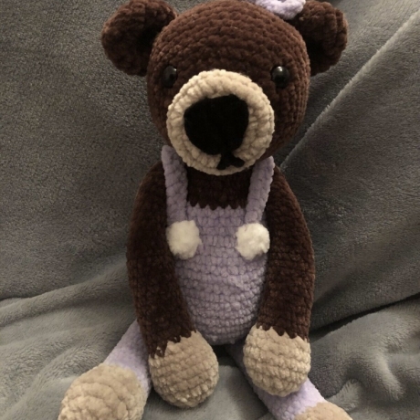 Kuscheltier Teddybär gehäkelt handmade Geschenk Latzhose lila