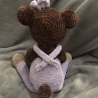 Kuscheltier Teddybär gehäkelt handmade Geschenk Latzhose lila