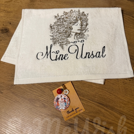 Personalisiertes Handtuch mit hochwertiger Stickerei. Dein Unikat