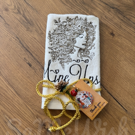 Personalisiertes Handtuch mit hochwertiger Stickerei. Dein Unikat