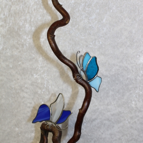 Schmetterlinge aus Tiffany-Glas auf einem Korkenzieher Haselzweig