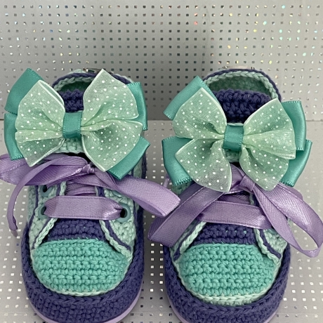 Babyschuhe Turnschuhe Sneaker gehäkelt lila flieder mint grün