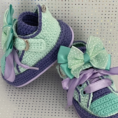 Babyschuhe Turnschuhe Sneaker gehäkelt lila flieder mint grün