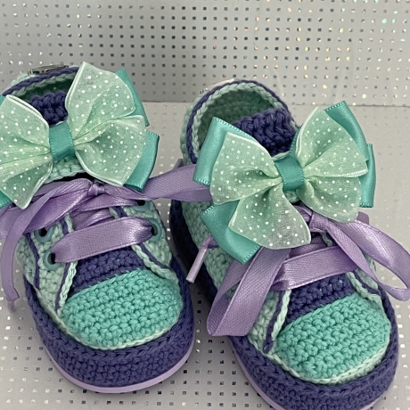 Babyschuhe Turnschuhe Sneaker gehäkelt lila flieder mint grün