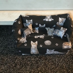 Deko-Sofa KosmetikboxSofa TaschentücherboxSofa Katzen auf schwarz