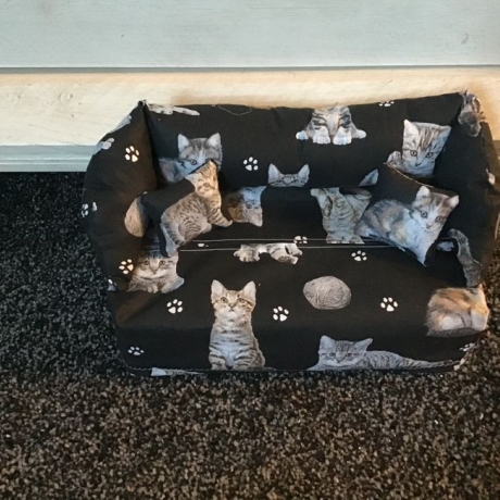 Deko-Sofa KosmetikboxSofa TaschentücherboxSofa Katzen auf schwarz