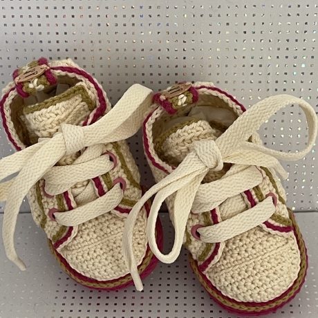 Babyschuhe Turnschuhe Sneaker gehäkelt creme beere olivgrün