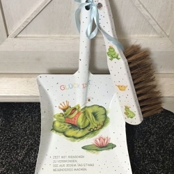 Kehrbesen Set - handmade -Geschenk - Froschmädchen „ Glück ist…“ 